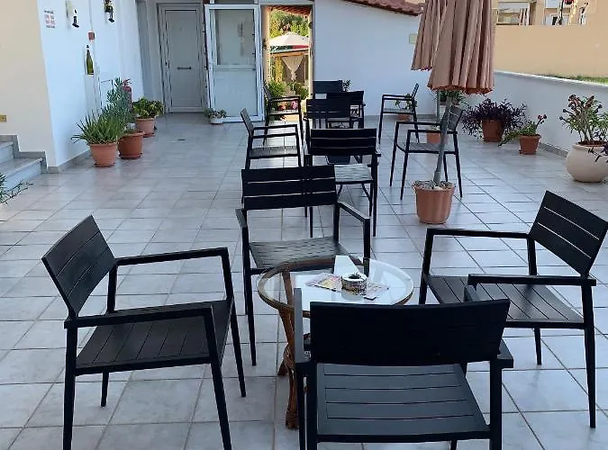 מלון דירות Stella's House 3*